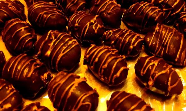 स्वादिष्ट ख़जूर की चॉकलेट (khajoor chocolate) बनाने के सरल विधि